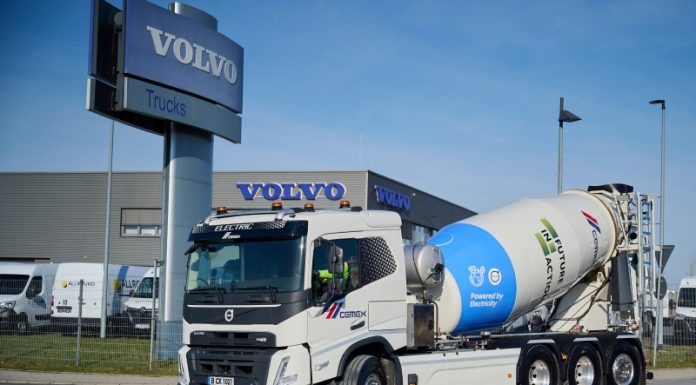 Η Volvo Trucks παραδίδει το πρώτο ηλεκτρικό φορτηγό μεταφοράς σκυροδέματος