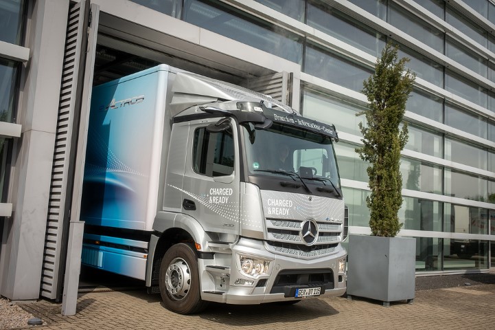 Startschuss für die eActros-Roadshow: quer durch Europa mit vollelektrischen Lkw Kickoff for the eActros Roadshow: Across Europe with All-electric Trucks