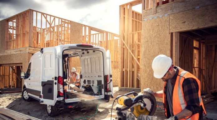 Νέο Ford E-Transit Van: Τώρα ετοιμοπαράδοτο στην Ελλάδα σε δύο εκδόσεις ισχύος για περιορισμένο αριθμό οχημάτων