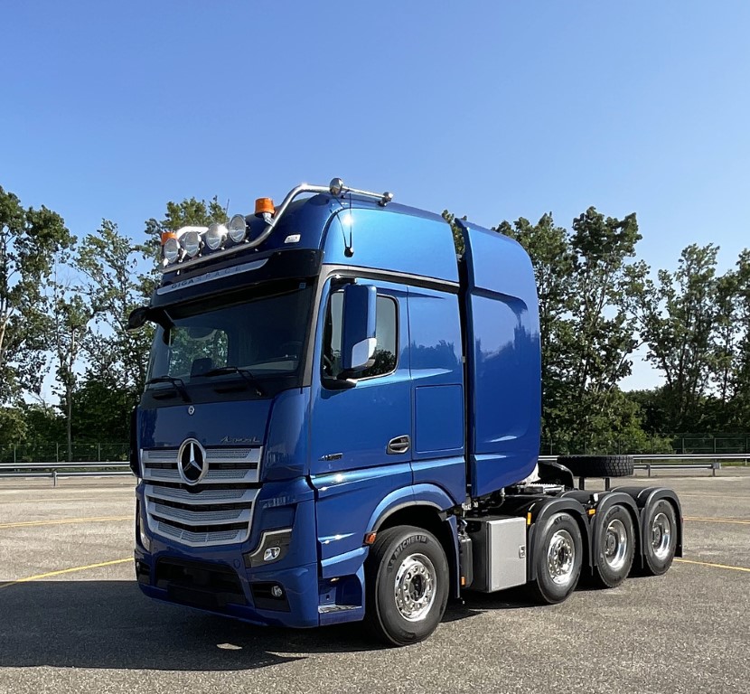Das Besondere ist hier Routine: Mercedes-Benz Lkw-Manufaktur liefert 300.000stes spezialgefertigtes Fahrzeug ausThe Key Here is Routine: Mercedes-Benz Special Truck Factory Delivers 300,000th Custom-made Vehicle