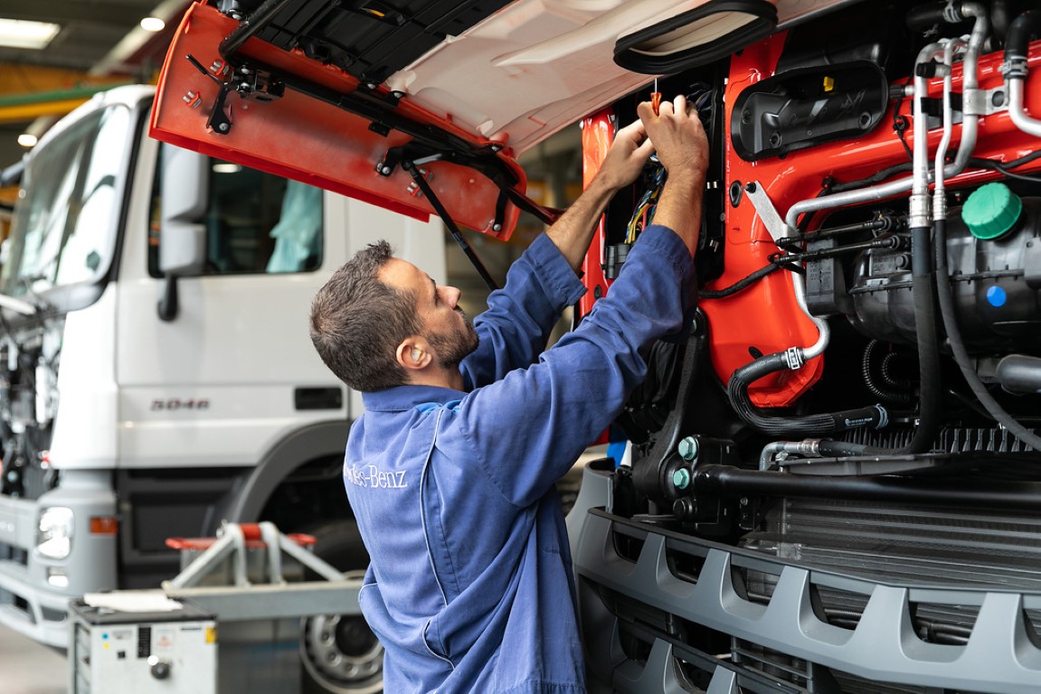 Das Besondere ist hier Routine: Mercedes-Benz Lkw-Manufaktur liefert 300.000stes spezialgefertigtes Fahrzeug ausThe Key Here is Routine: Mercedes-Benz Special Truck Factory Delivers 300,000th Custom-made Vehicle