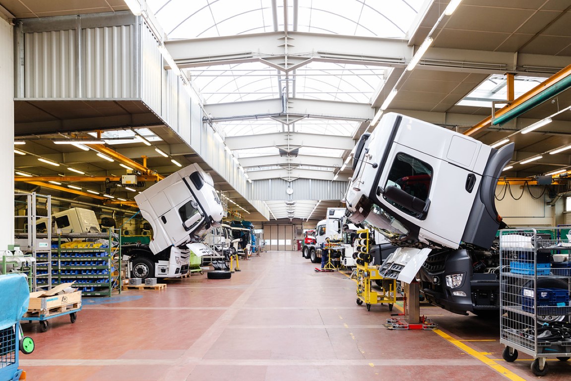 Das Besondere ist hier Routine: Mercedes-Benz Lkw-Manufaktur liefert 300.000stes spezialgefertigtes Fahrzeug ausThe Key Here is Routine: Mercedes-Benz Special Truck Factory Delivers 300,000th Custom-made Vehicle