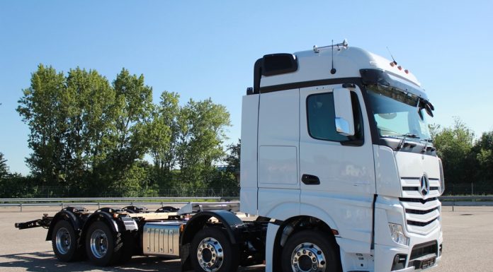 Η Mercedes-Benz Trucks παραδίδει το 300.000ό όχημα κατά παραγγελία
