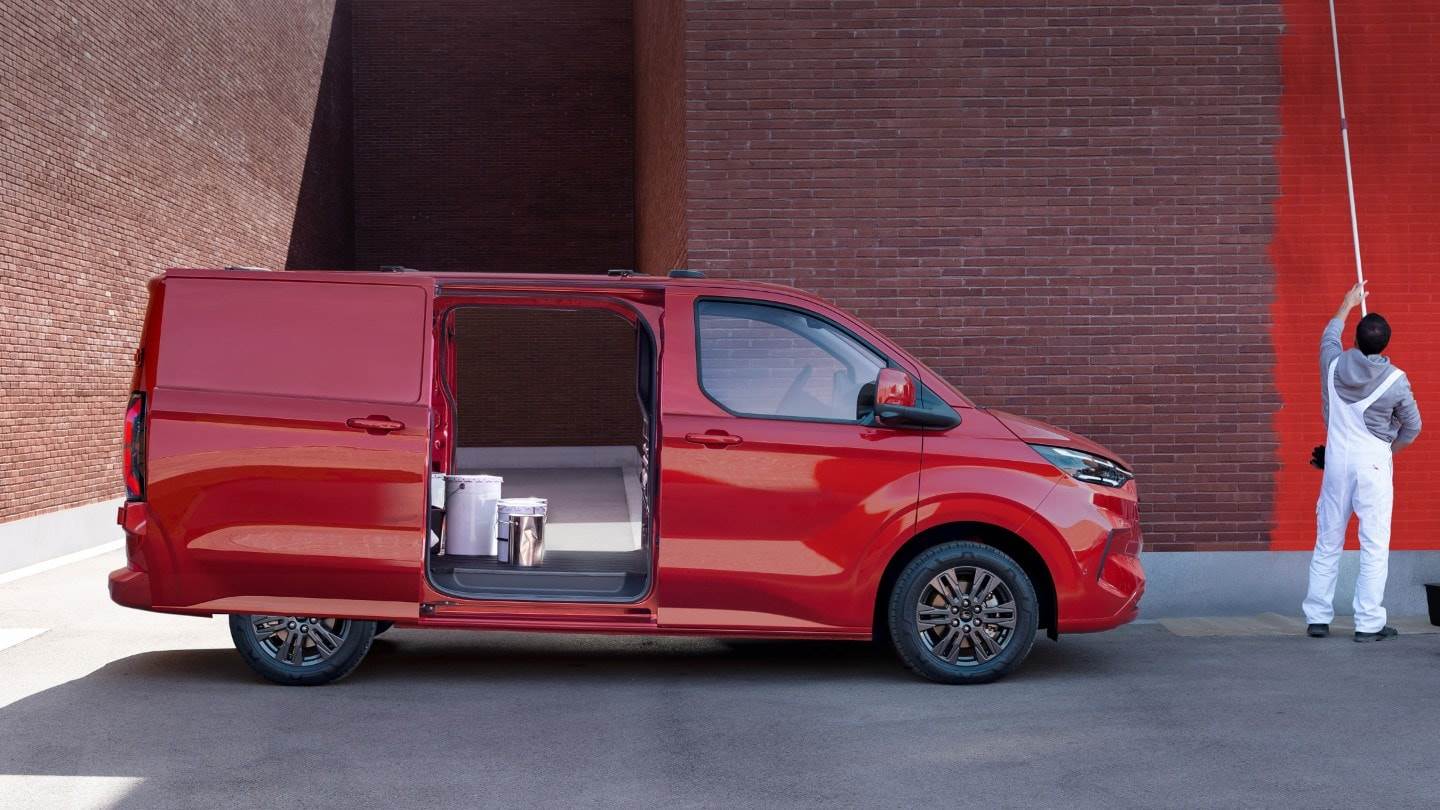4 ford-transit_custom-eu-Limited_Profile_View_Doors_Open_Static_Talent_V710_2160x1215-feature.jpg.renditions.extra-large